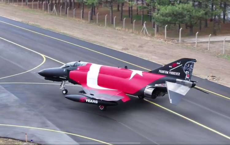 F4-E Phantom savaş uçağı 50. yıla özel havalandı