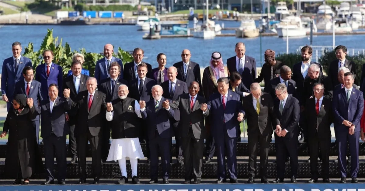 G20'de aile fotoğrafında el ele poz