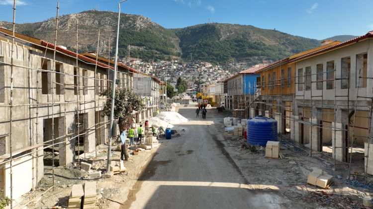 Hatay'ın kalbi ayağa kaldırılıyor! Tarihi Uzun Çarşı'da depremin izleri siliniyor