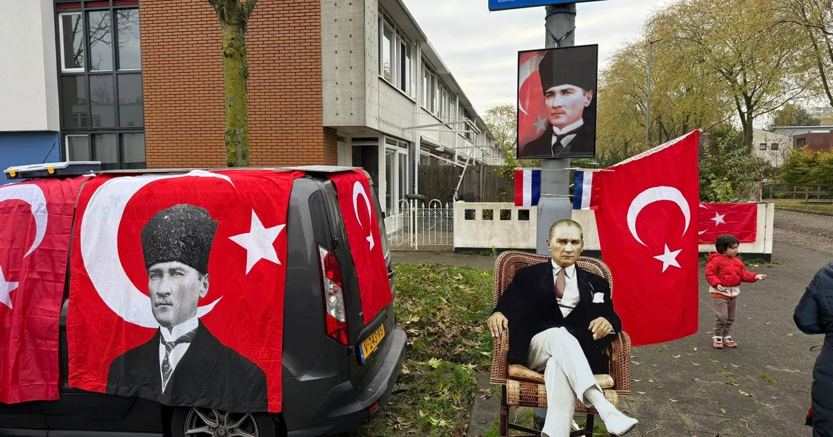 Hollanda'daki Atatürk Sokağı'nda Ata'ya özel anma