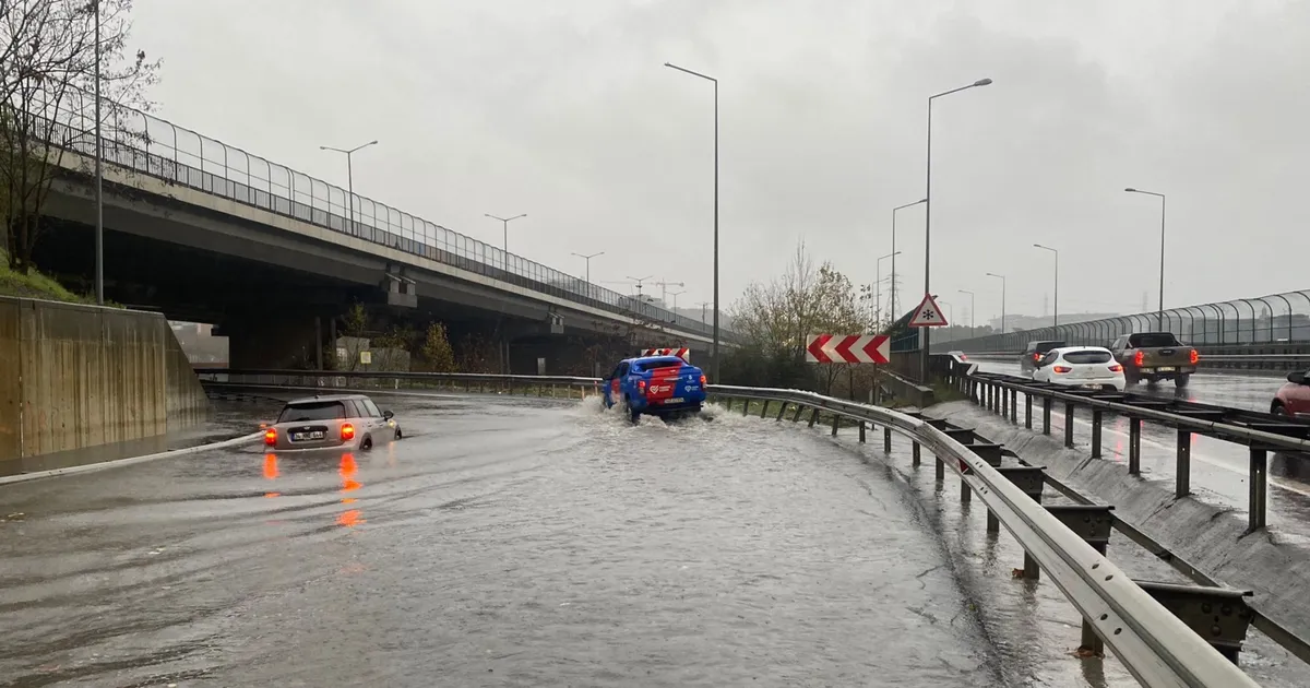 İstanbul TEM'de suya gömülen araçlar kurtarıldı