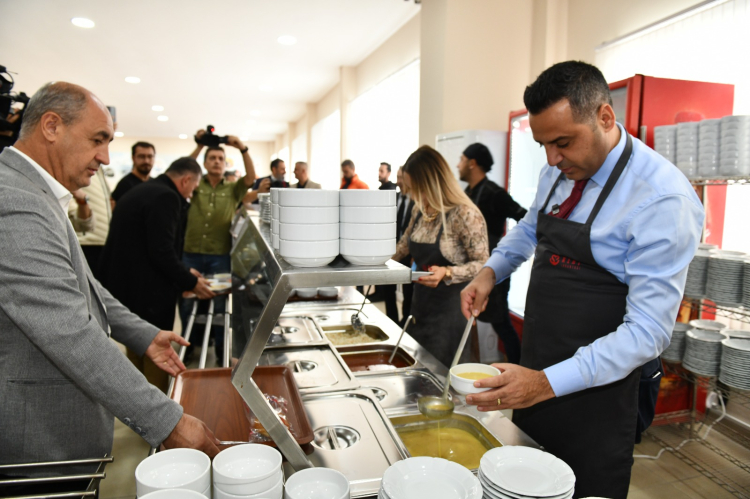 İzmir Çiğli'de 'askıda yemek' başladı