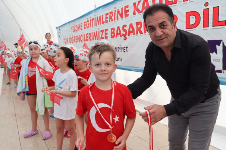 İzmit'te 29 Ekim Yüzme Yarışları'nda büyük heyecan