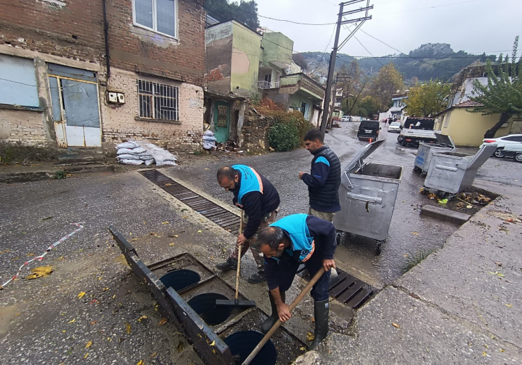 Manisa'da ekipler yağış ve fırtınaya karşı sahada