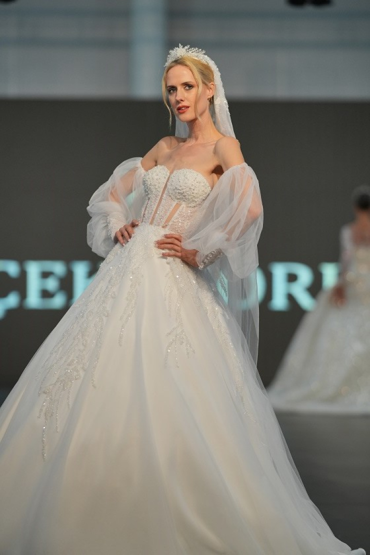 6. Fashion Breeze defilesinde ünlü modeller sahnede