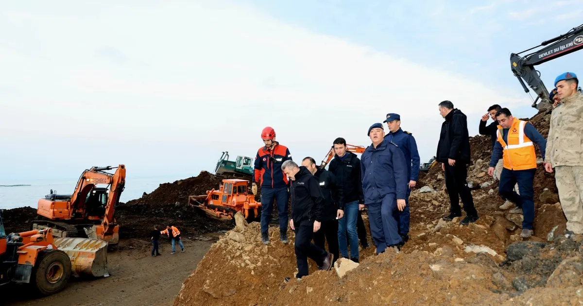 Artvin'de heyelandan kapanan yolda ulaşım tek şeritten!