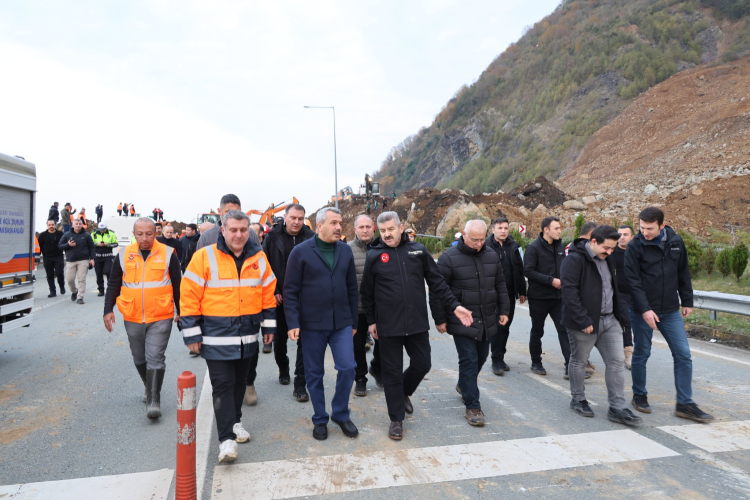Artvin'de heyelandan kapanan yolda ulaşım tek şeritten!