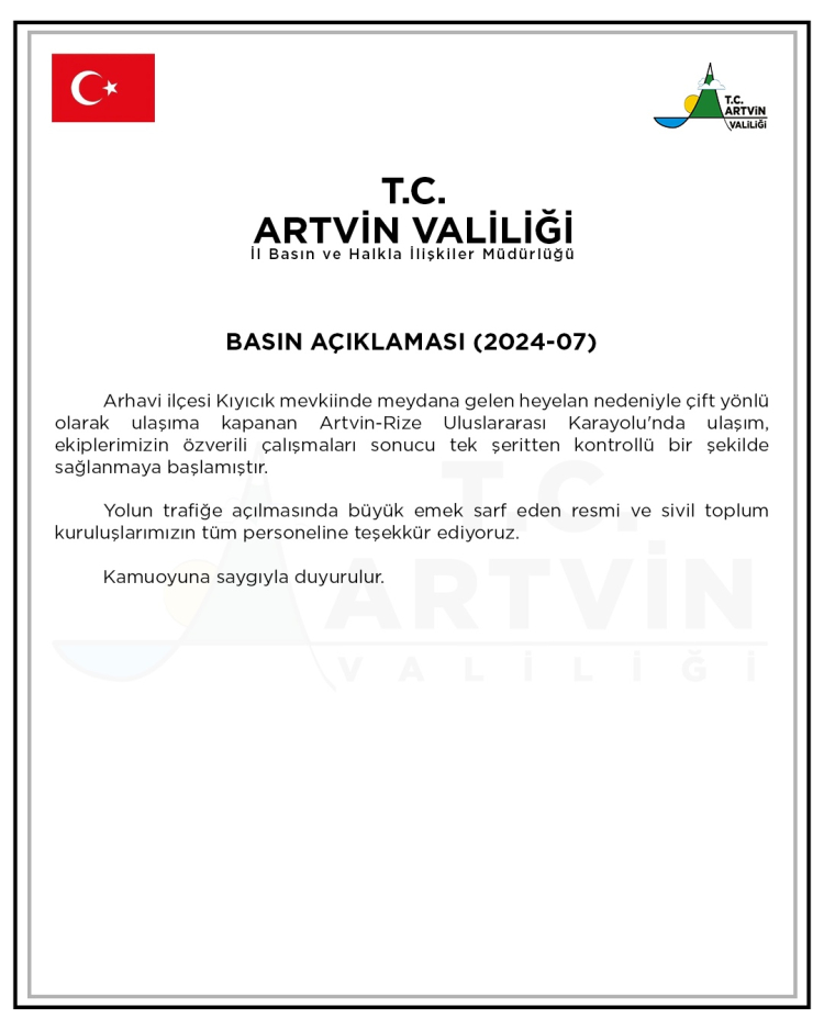 Artvin'de heyelandan kapanan yolda ulaşım tek şeritten!