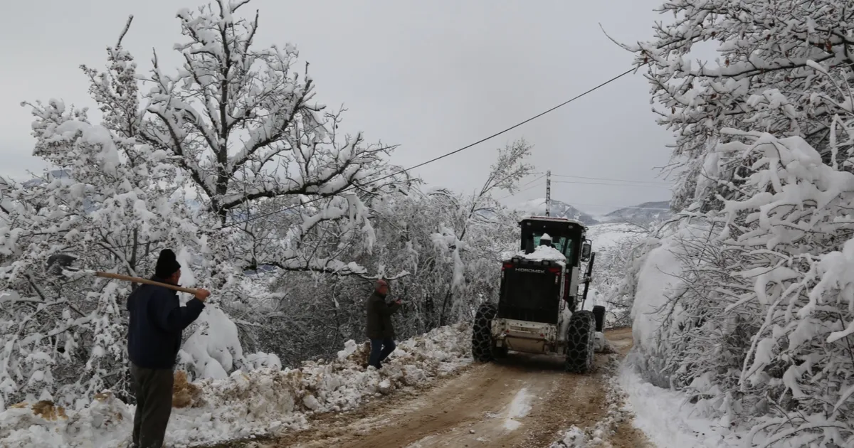 Artvin'de kar köylere ulaşımı kesti