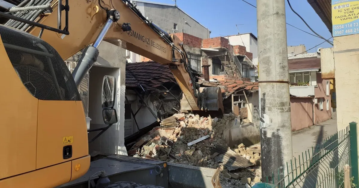 Bursa Osmangazi’de metruk binalar yıkılıyor