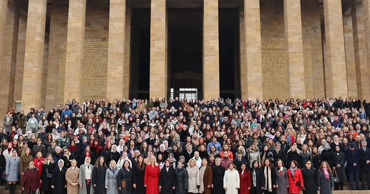 Kadın milletvekilleri ve seçilmişler Ata’nın huzurunda