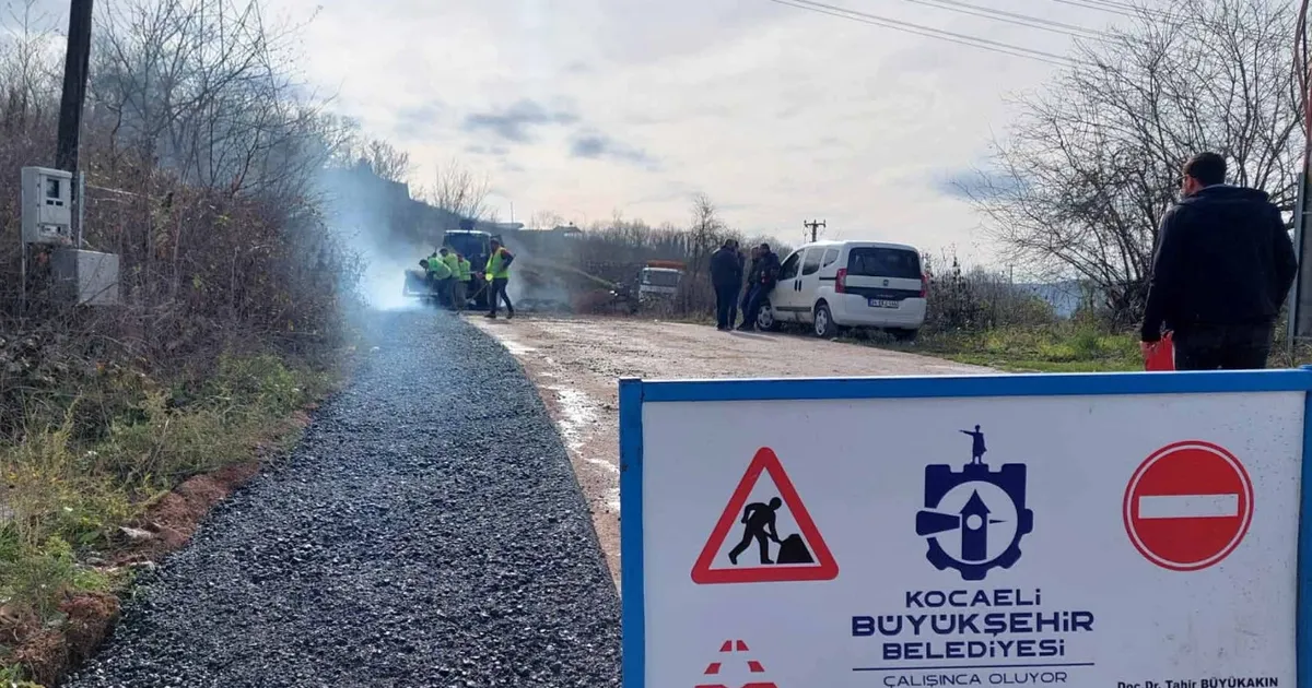 Kocaeli Körfez'de çöken yola anında müdahale