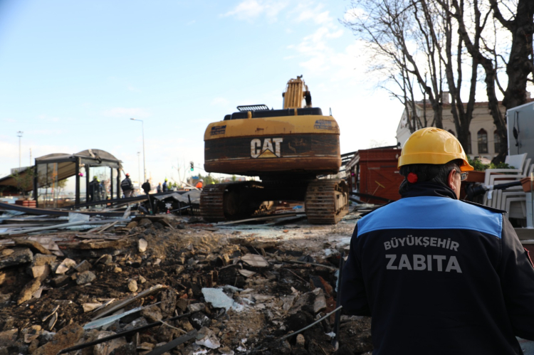 Tarihi Sirkeci Garı'nın çevresinde 'kaçak' temizliği!