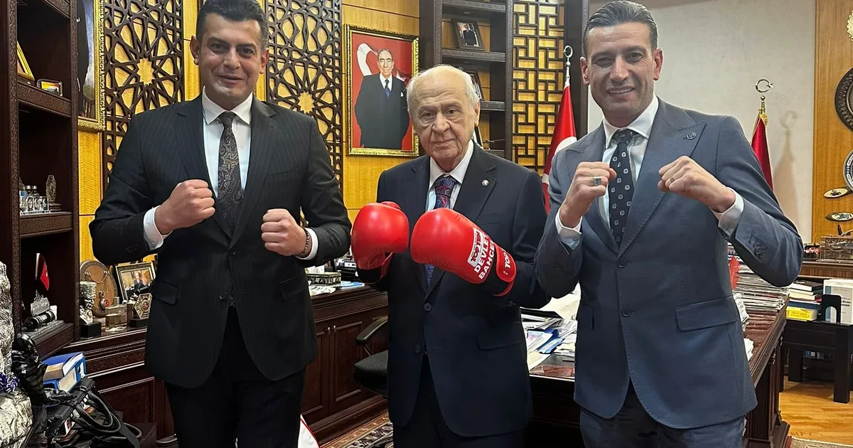 Bahçeli 'boks eldivenli' poz!