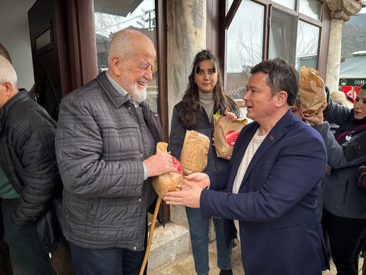 Başkan Aydın Bursa'da mahalleleri adım adım geziyor