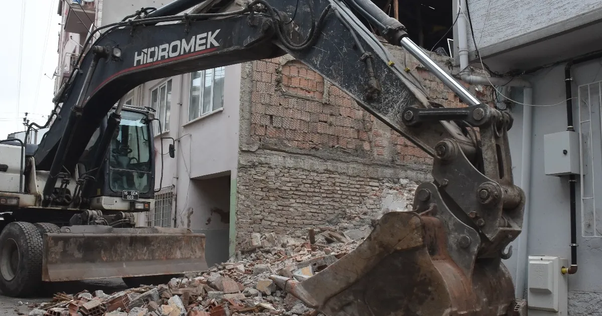 Bursa Gemlik'te metruk bina yıkımlarını sürüyor