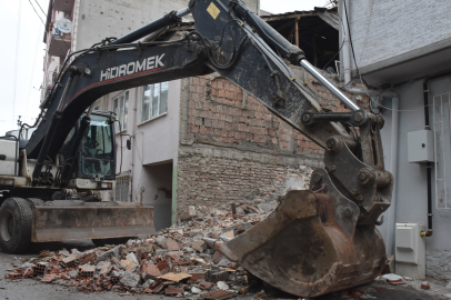 Bursa Gemlik'te metruk bina yıkımlarını sürüyor