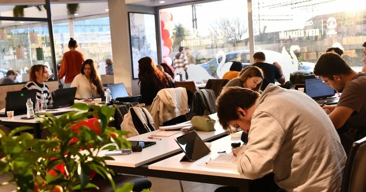 İzmir'de Kent Kitaplığı'na yoğun ilgi