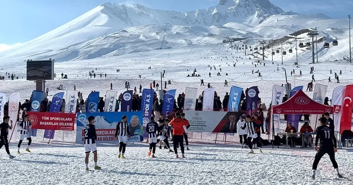 Kayseri Erciyes'te Kar Ragbi heyecanı başladı