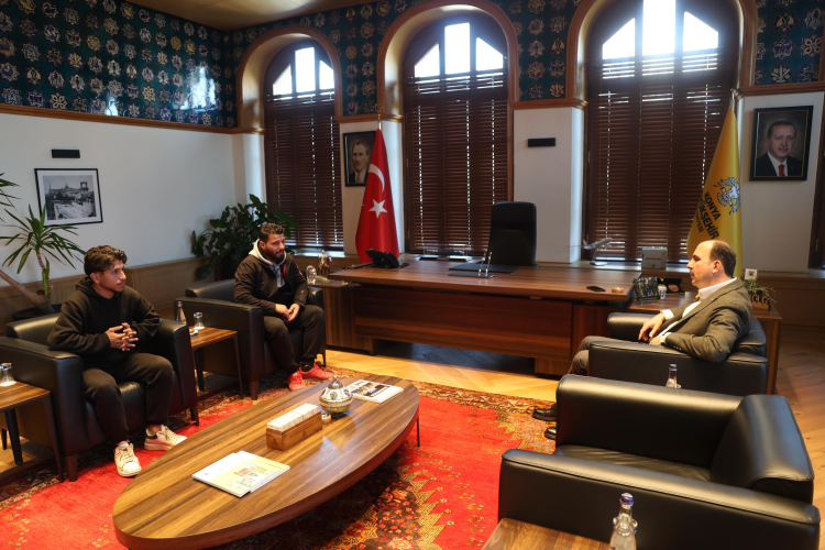 Konya'da çöken binada zillere basıp tahliyeyi sağlamıştı... Başkan Altay o genci ağırladı