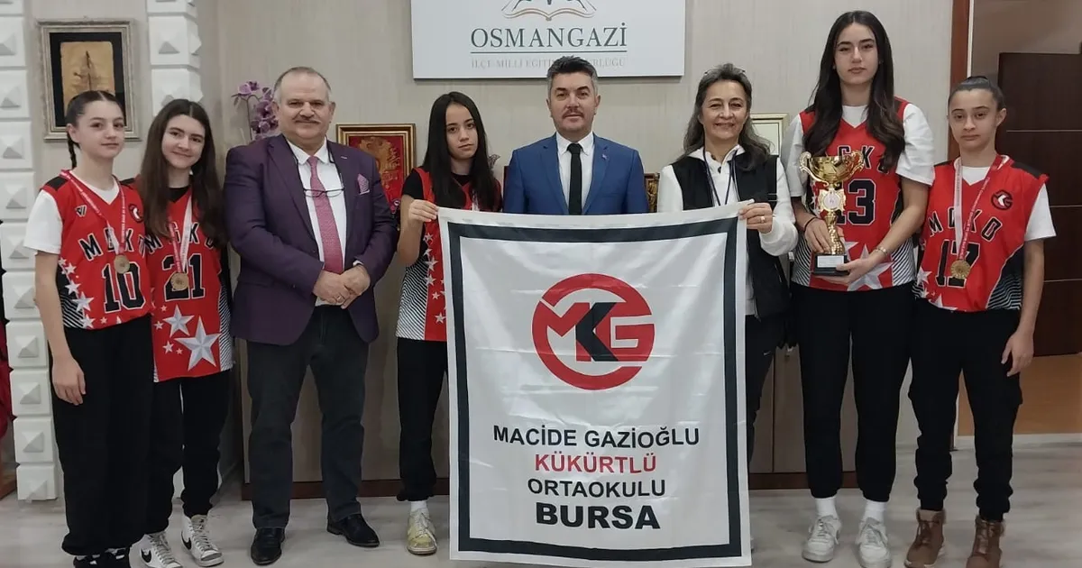 Macide Gazioğlu Ortaokulu'ndan bir günde üç şampiyonluk