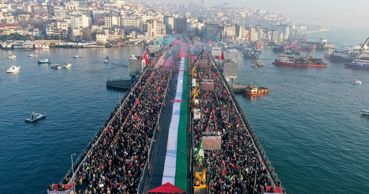 On binler Galata Köprüsü'ne yürüdü!