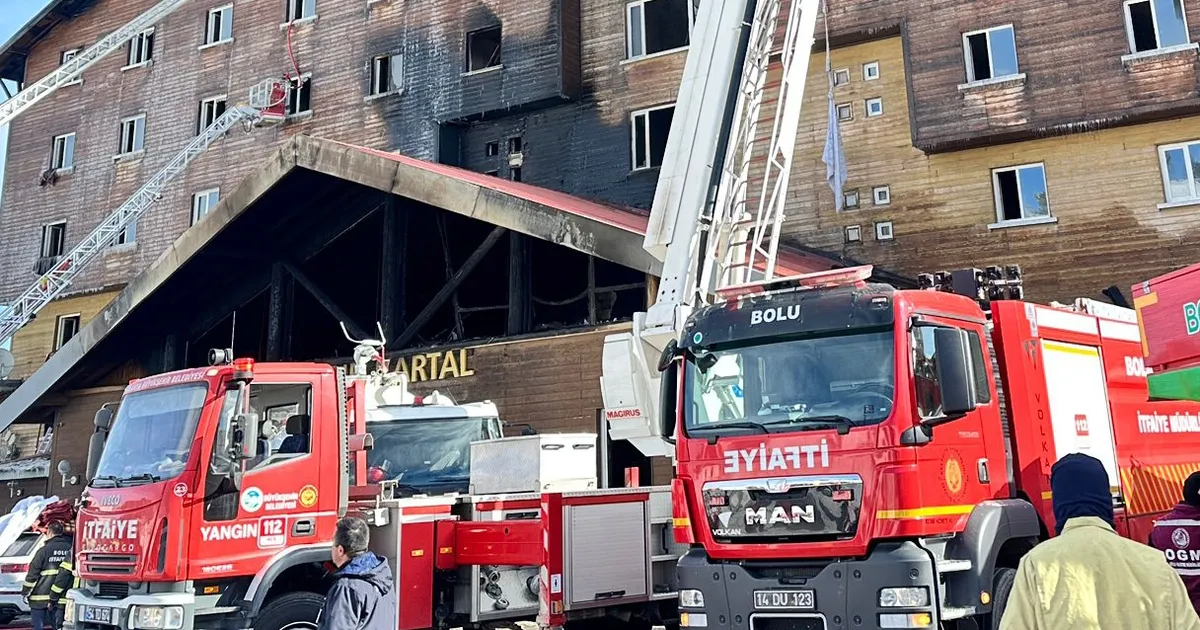 Sakarya itfaiyesi Kartalkaya'da yangına desteğe katıldı