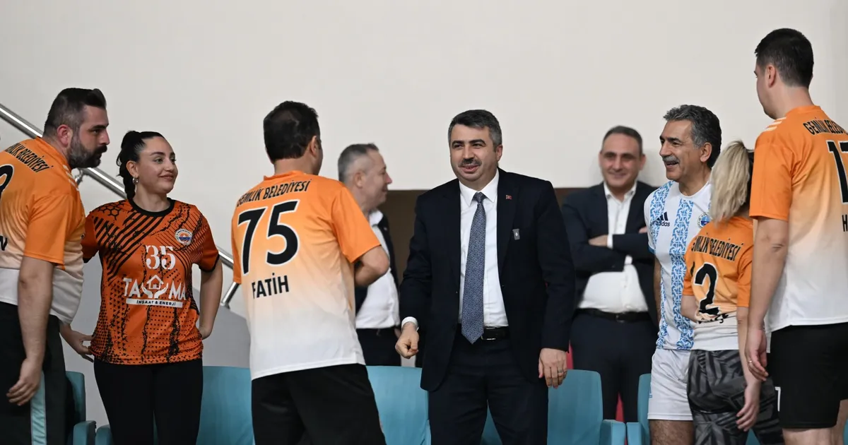 Başkan Yılmaz Belediyeler Arası Voleybol Dostluk Turnuvası'nı izledi