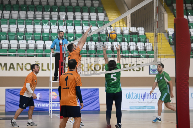 Başkan Yılmaz Belediyeler Arası Voleybol Dostluk Turnuvası'nı izledi