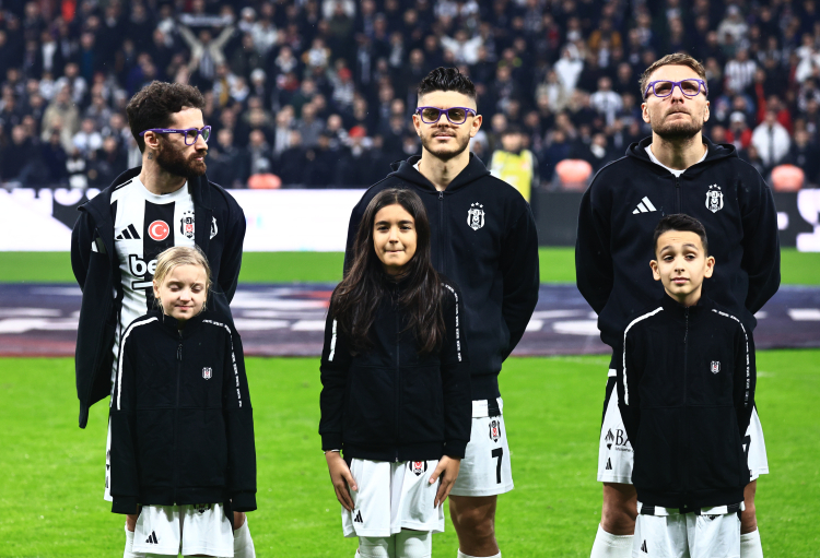 Beşiktaşlı futbolcular mor gözlüklerle sahaya çıktı