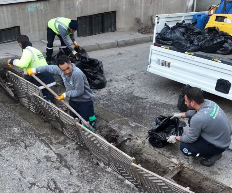 Bursa Büyükşehir’den taşkın risklerine karşı ızgara temizliği