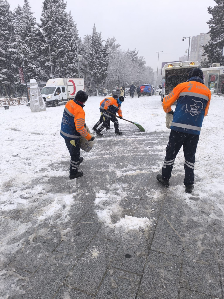 İstanbul'da ekipler eş güdümlü çalışıyor... Yollarda kar küremeye devam