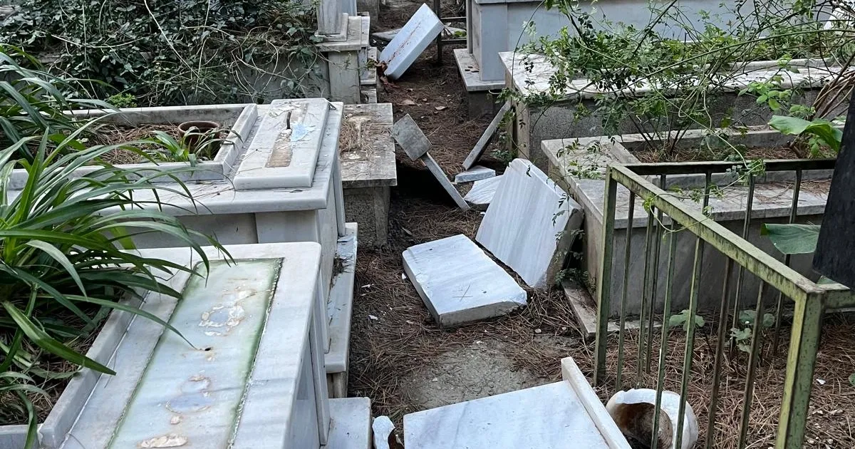 İzmir'de vandalizm kurbanı 39 mezarda çalışma başlatıldı