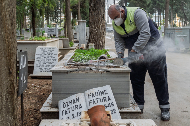 İzmir'de vandalizm kurbanı 39 mezarda çalışma başlatıldı