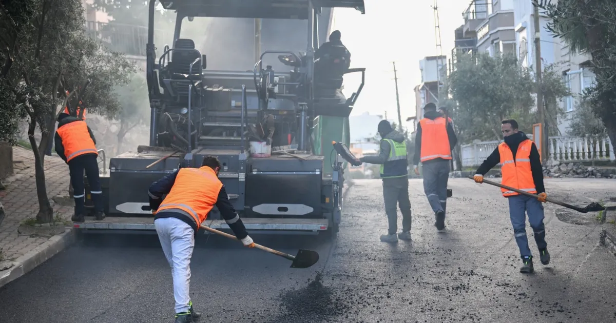 İzmir'de yol çalışmaları devam ediyor