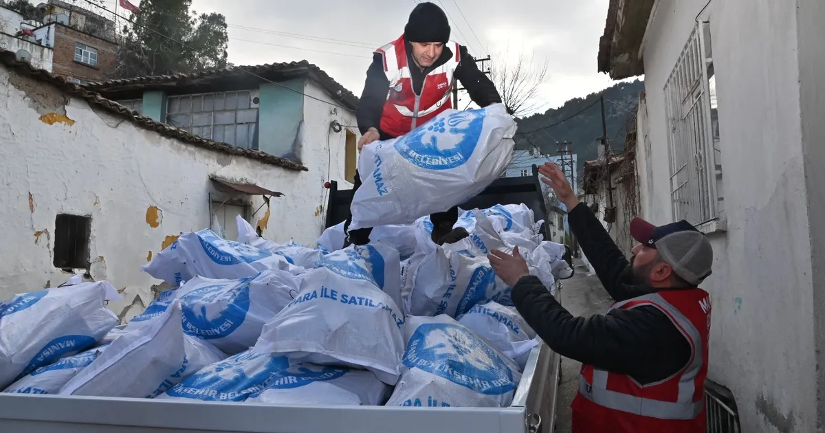 Manisa'da binlerce çuval odun ihtiyaç sahiplerine dağıtılıyor