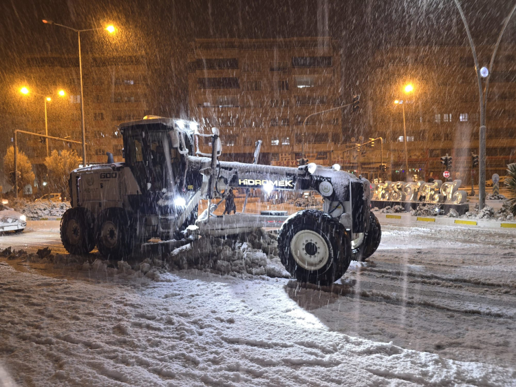 Mardin Midyat'ta karlar temizleniyor