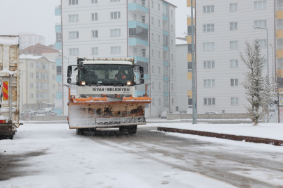 Sivas'ta kar temizliğine devam