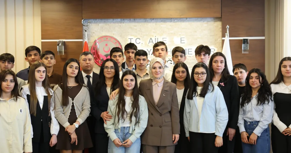 Bakan Göktaş Karabağ şehitlerinin çocuklarıyla buluştu