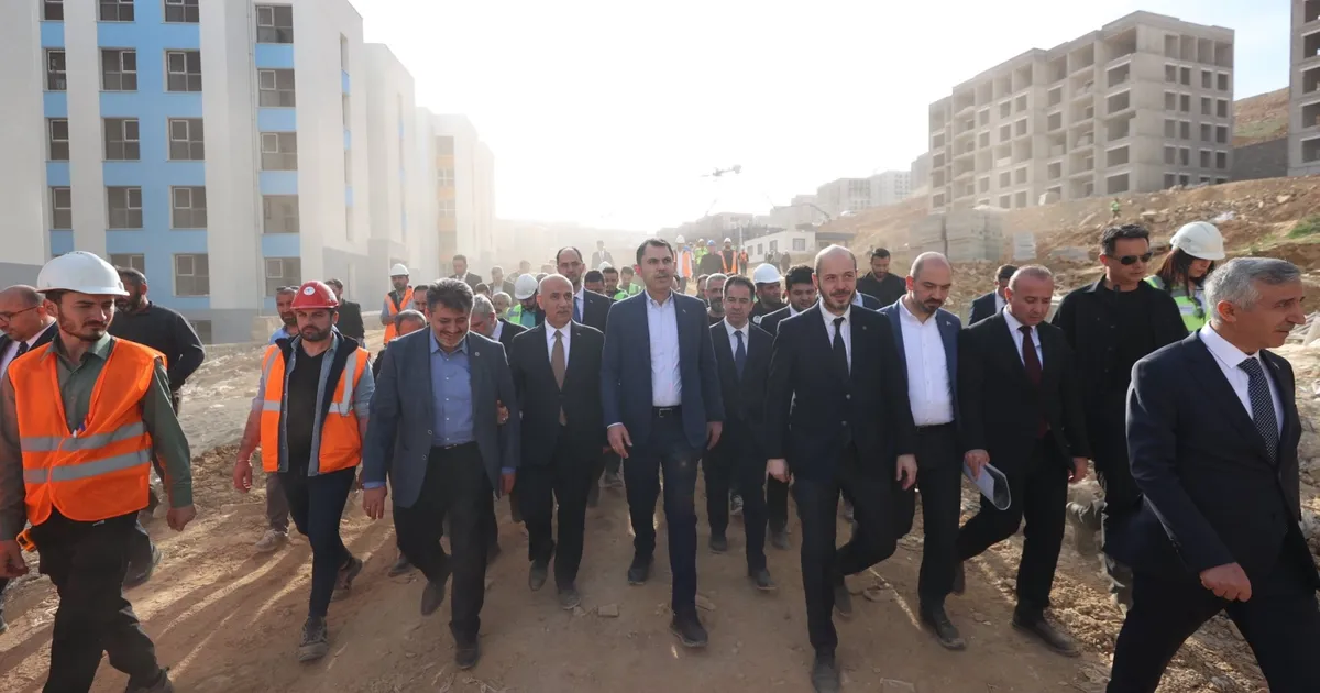 Bakan Kurum Kahramanmaraş’ta afet konutlarını inceledi