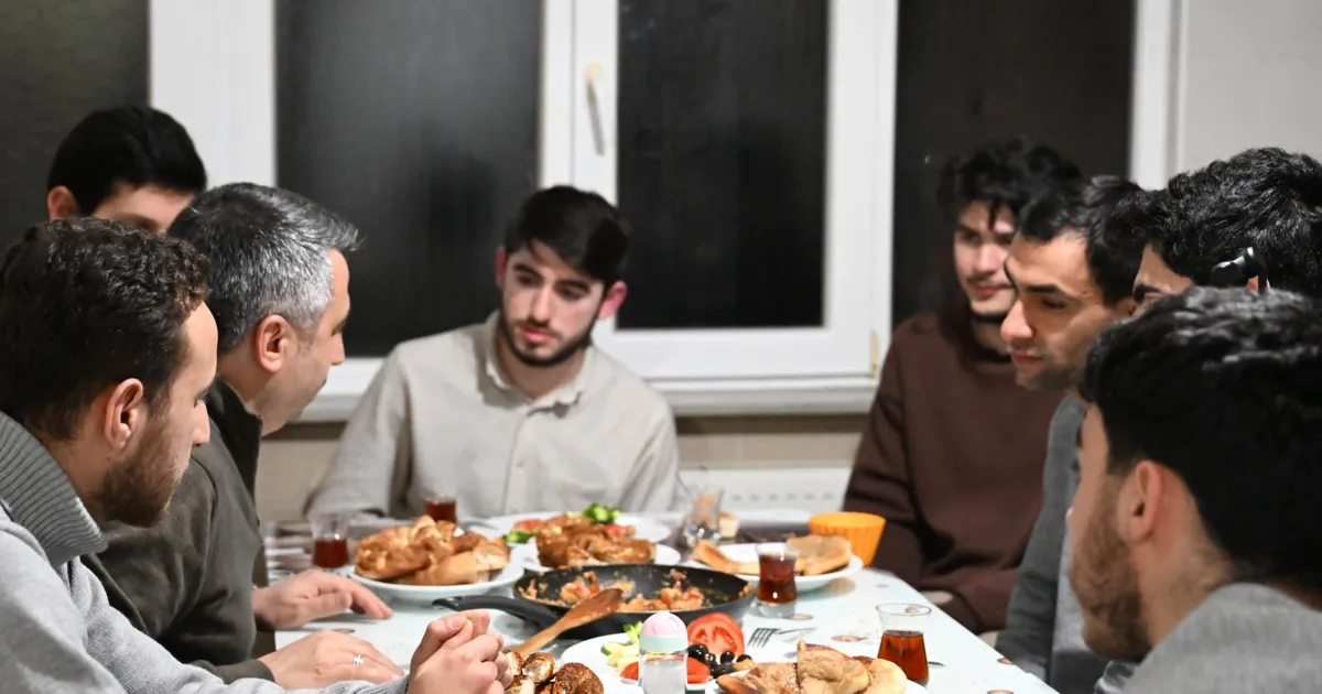 Bursa’da Başkan Yılmaz, sahuru gençlerle yaptı