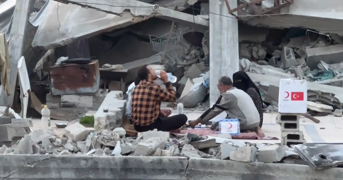 Gazze'de yıkıntılar arasında iftar! Kızılay Gazze'deki aşevi kapasitesini 30 bine çıkardı