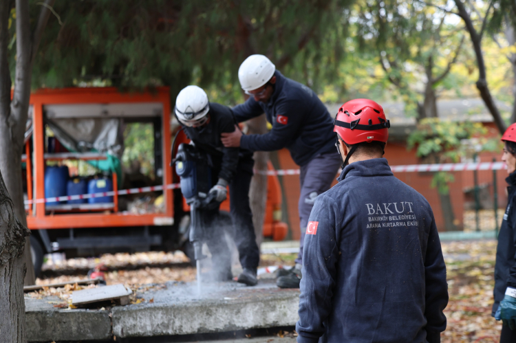 İstanbul Bakırköy depreme karşı güçleniyor