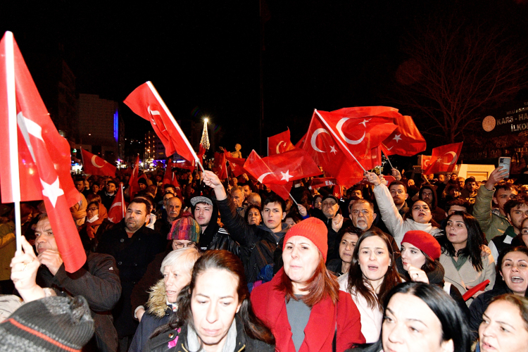 İzmir Bornova'da üç üniversite bitiren Başkan diplomalarını yaktı!