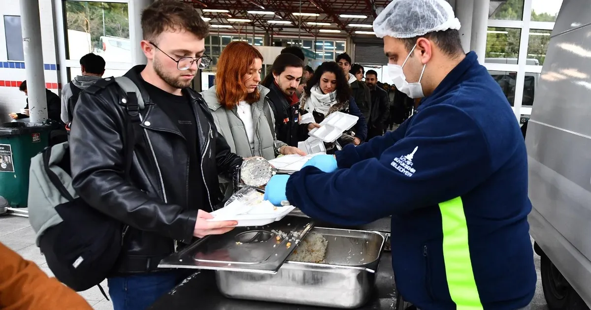 İzmir Büyükşehir'den üniversite öğrencilerine sıcak yemeğe devam