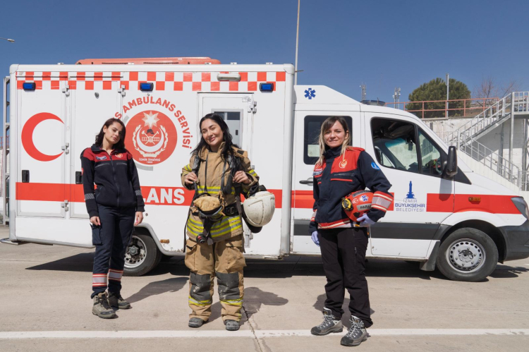İzmir’in cesur kadınları... Her zorluğun üstesinden geliyorlar