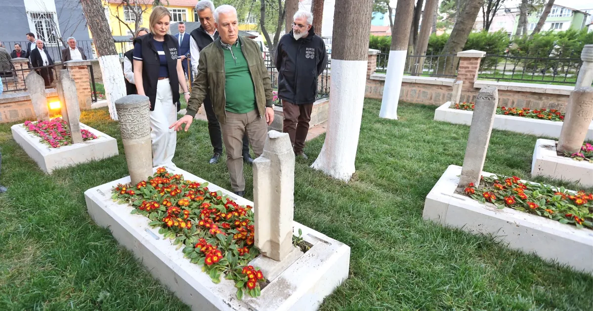 İznik Mahmud Çelebi Camii’nin haziresinde bakım onarım