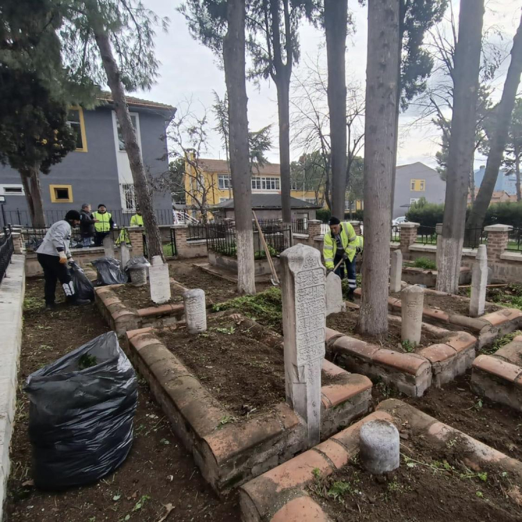 İznik Mahmud Çelebi Camii’nin haziresinde bakım onarım