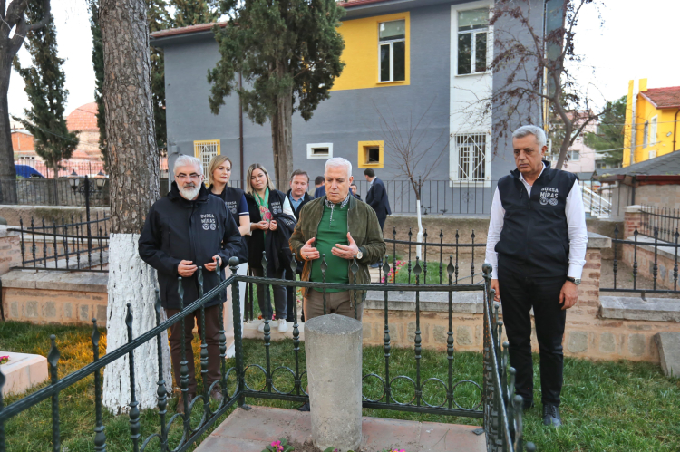 İznik Mahmud Çelebi Camii’nin haziresinde bakım onarım