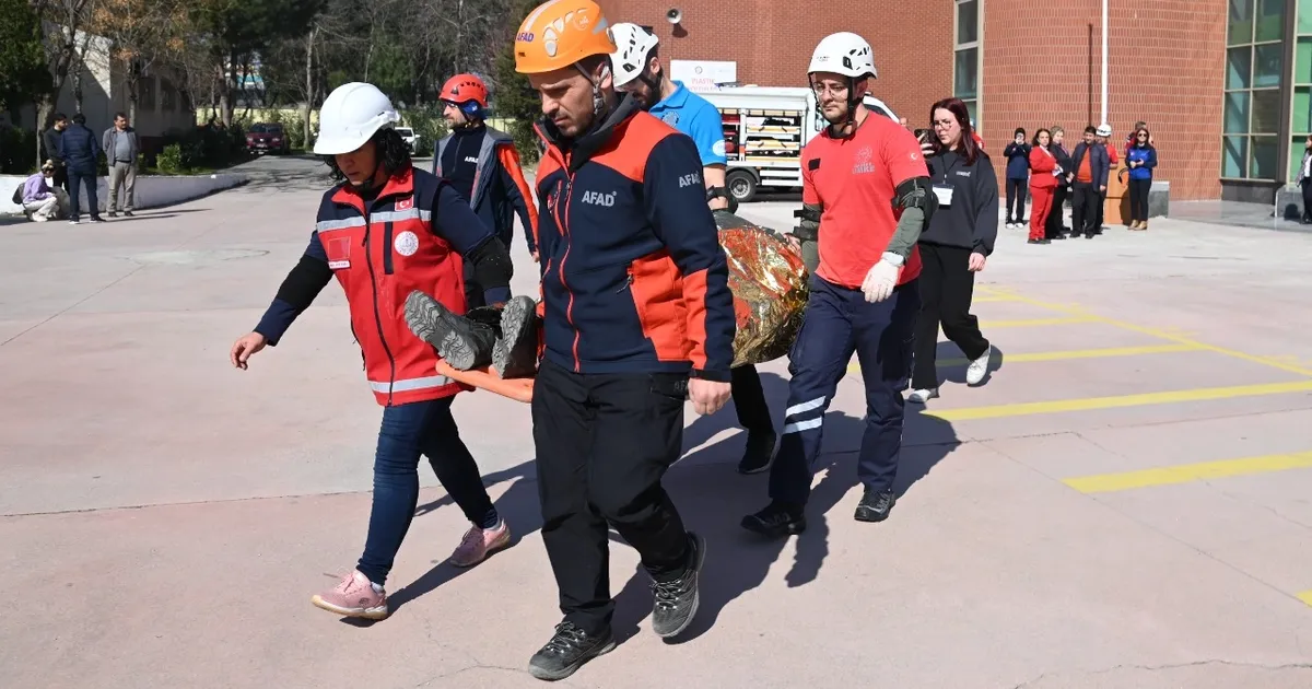 Manisa'da öğrencilere yYönelik deprem tahliye tatbikatı